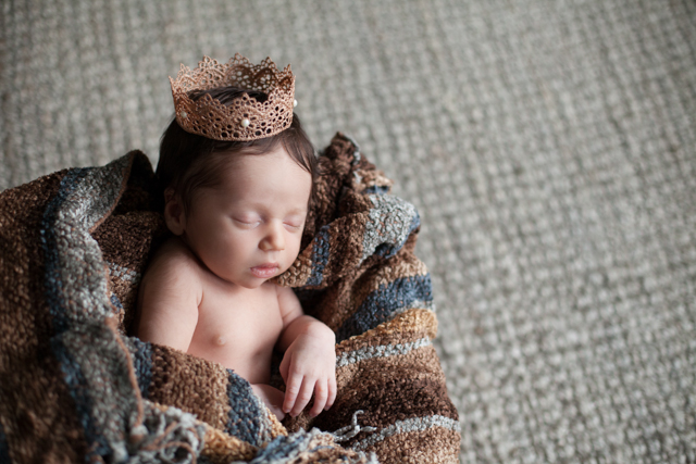 newborn photography with crown